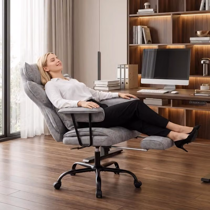Sedia da ufficio executive REDOM con massaggio e calore in ecopelle grigia con poggiapiedi e poggiatesta H: 76-126 x L: 77 x P: 77 cm – 2