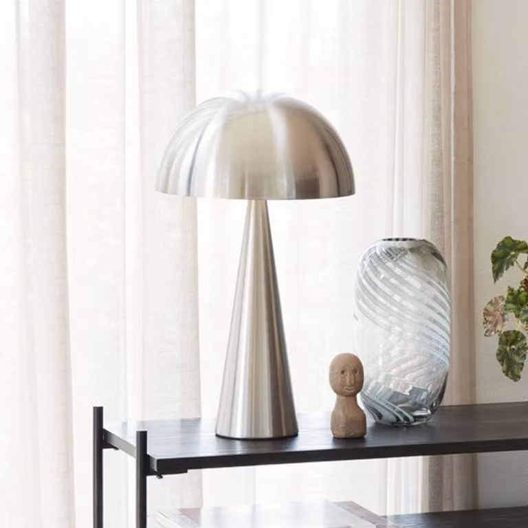 Hübsch Lampada da tavolo di design Mush Tall, Alluminio / Grigio / Zincato, Soggiorno / Sala da pranzo, Metallo, Design, Lampada da tavolo