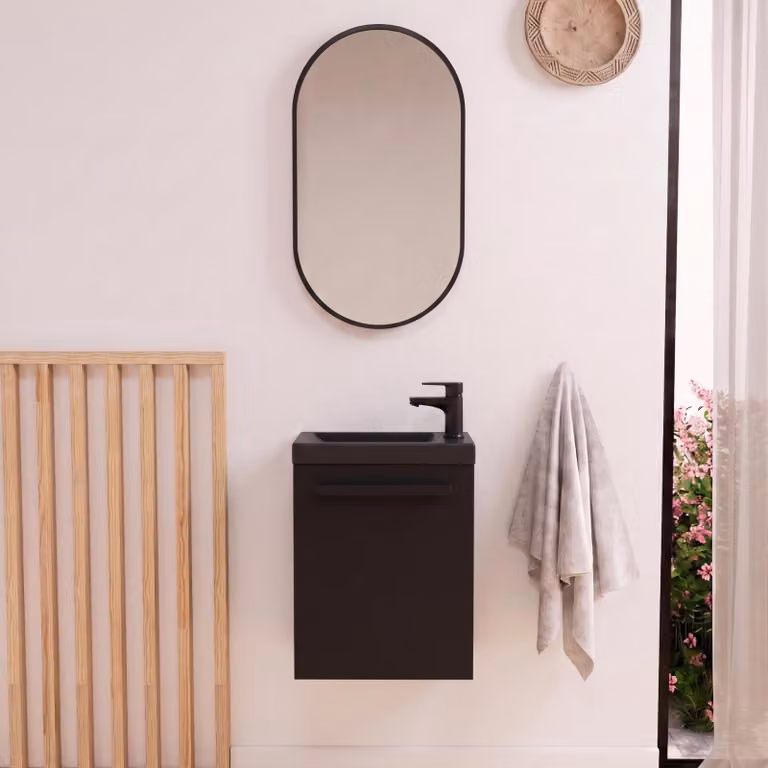 Set lavabo sospeso Nevada con rubinetto nero e specchio ovale
