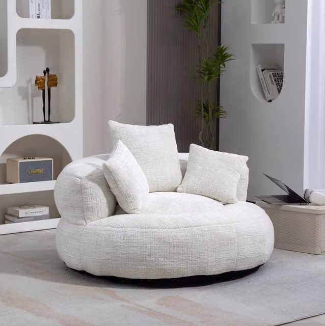 Poltrona lounge in ciniglia beige con schienale alto e braccioli; 108 x 108 x 52 cm