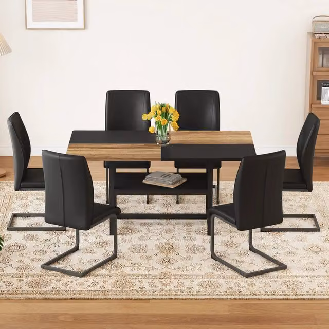 Set da pranzo MIVRAY composto da tavolo rettangolare e 7 sedie con rivestimento in similpelle nera, realizzato in MDF e metallo con finitura opaca