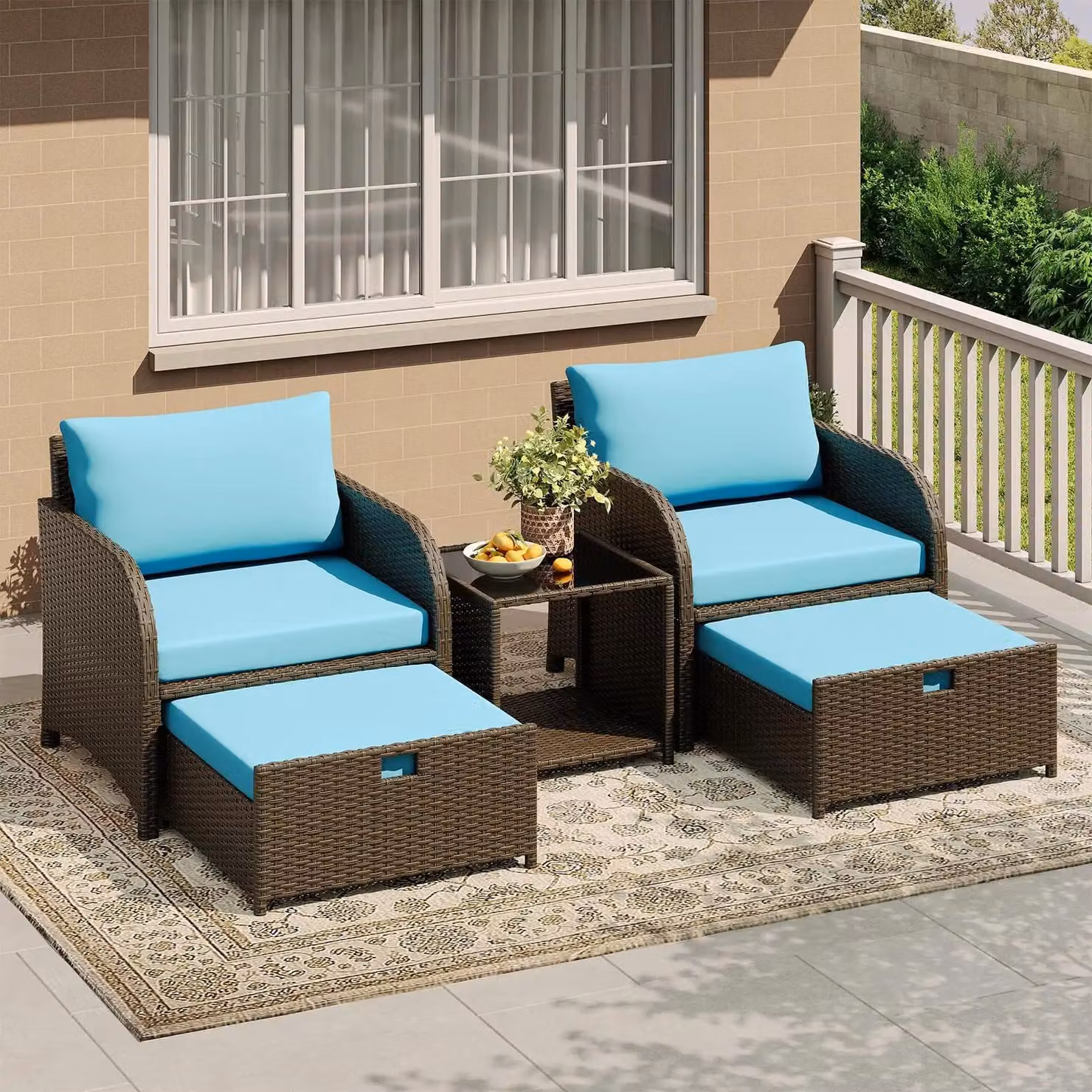 Set di mobili da giardino in rattan sintetico: set lounge da 5 pezzi, composto da 2 sedute, una poltrona con poggiapiedi, un tavolo con piano in vetro e cuscini blu