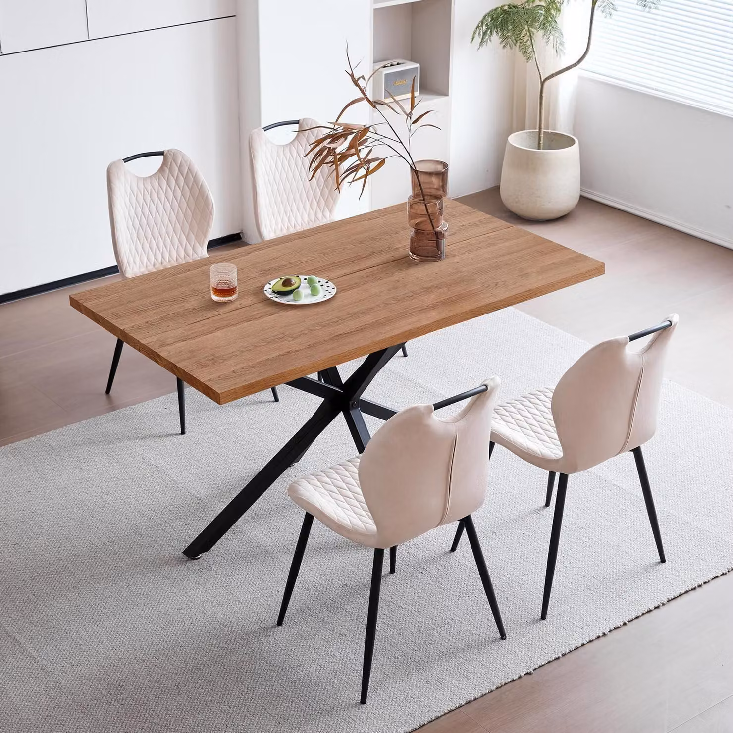 Set da pranzo composto da un tavolo e 4 sedie. Il tavolo è quadrato, con dimensioni di 140 cm, e le sedie sono rivestite in lino. Il legno presenta una venatura scura, mentre i rivestimenti delle sedie sono beige