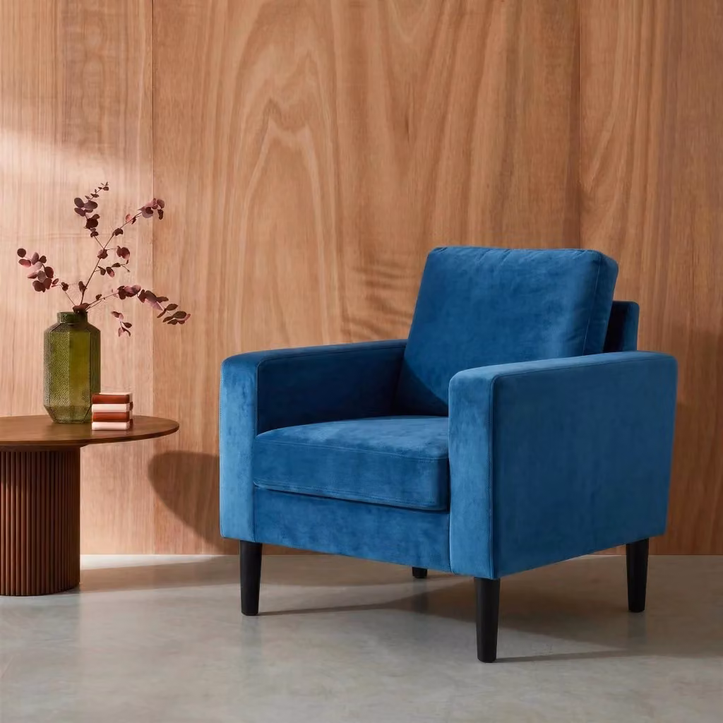 Poltrona scandinava Sweeek in velluto blu con struttura in legno e braccioli – 2