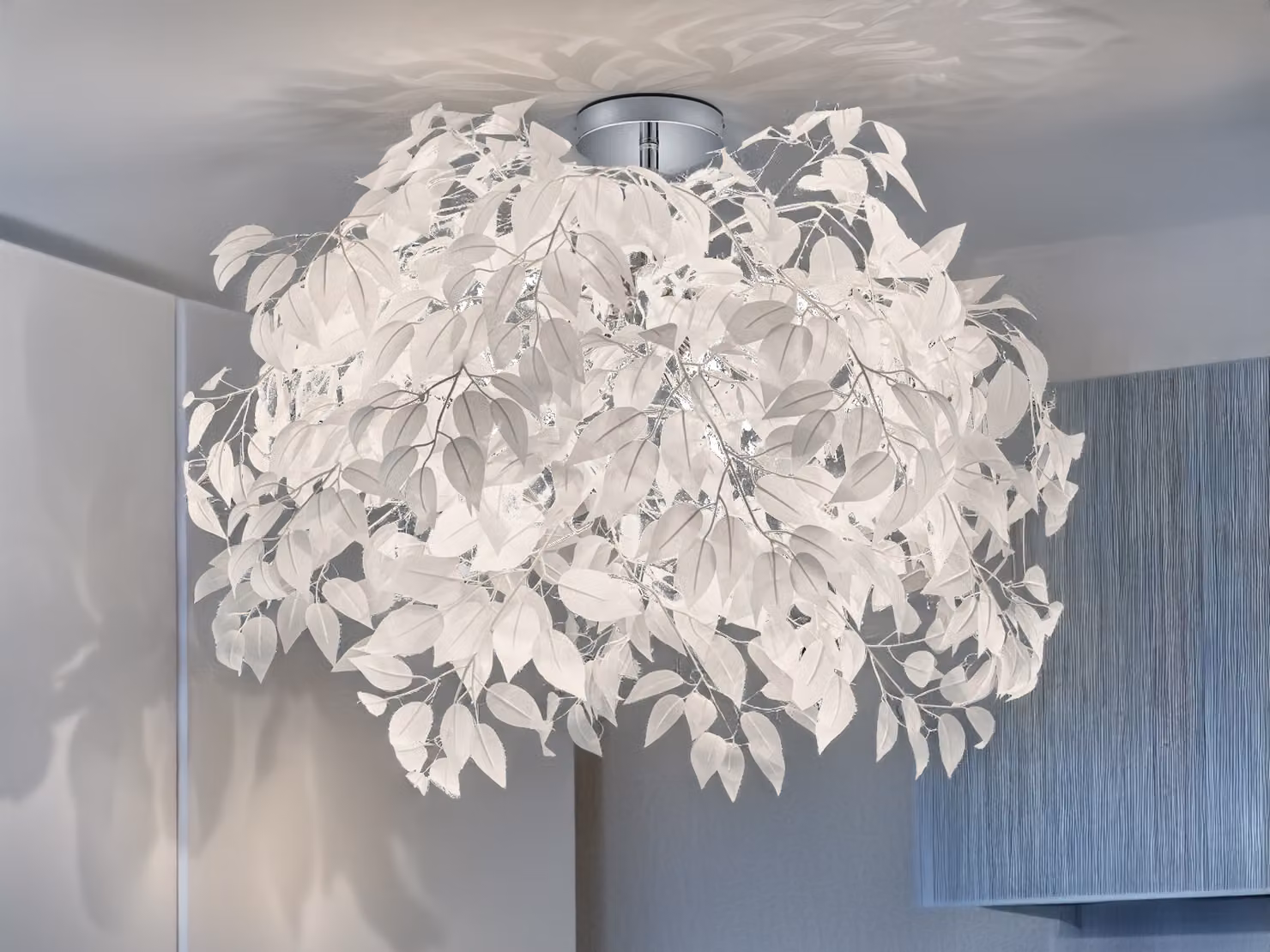 Grande e insolita plafoniera LED Ø70cm con paralume a foglia, soggiorno
