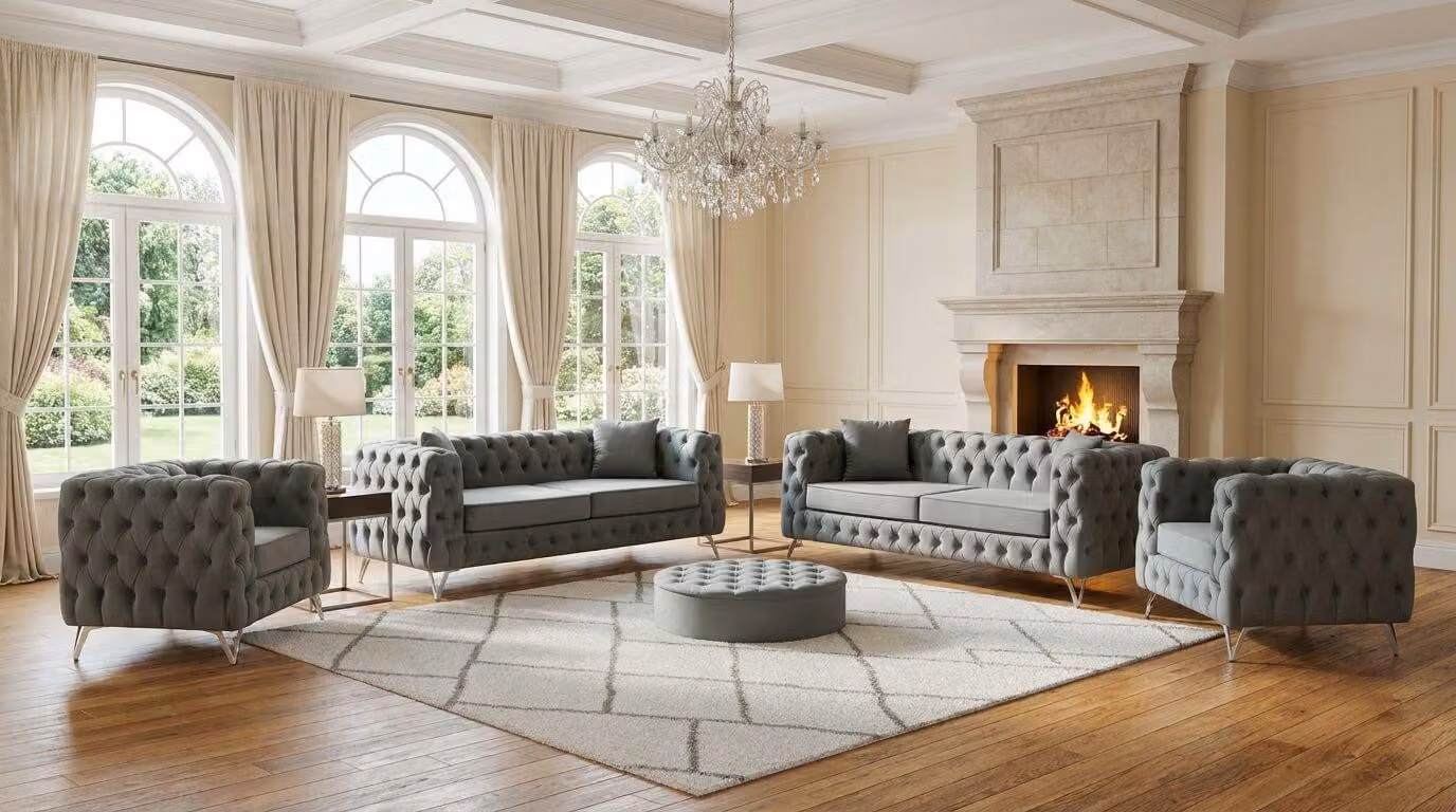 Elegante divano Chesterfield grigio, composto da un divano a tre posti e una poltrona