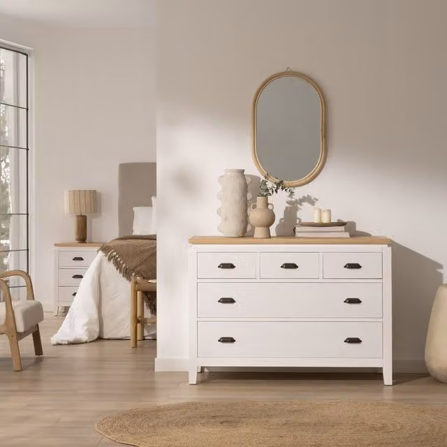 Comò Banak in legno di mango bianco e beige con finitura opaca e dettagli in metallo