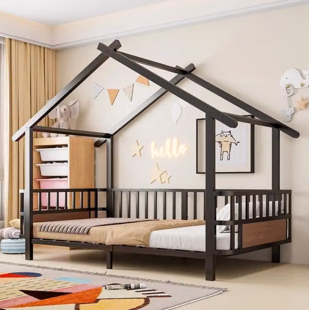 Letto a forma di casa ULEVR 90x200 cm in metallo nero con sponde di sicurezza e struttura a tetto