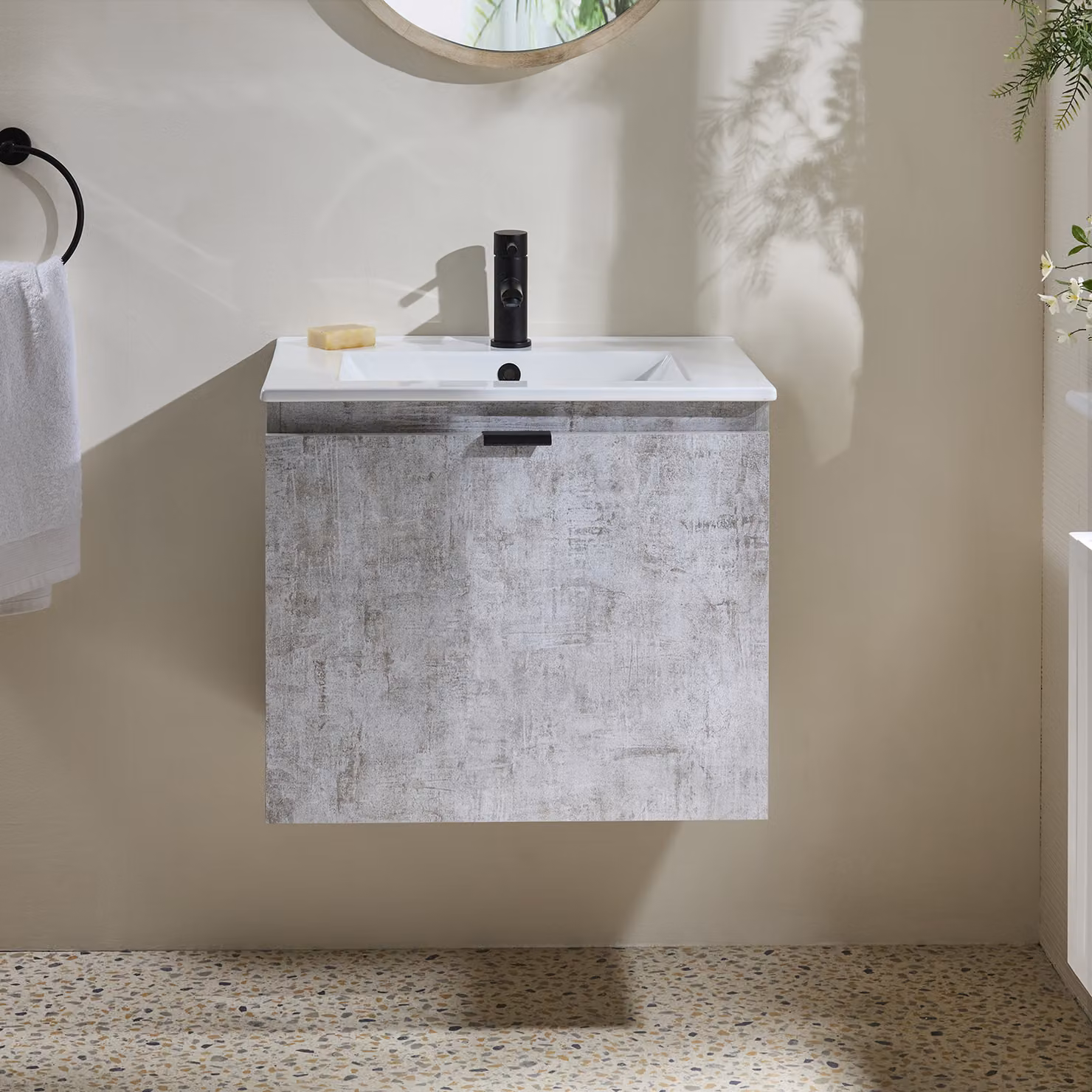 Mobile Bagno Grigio Cemento Sospeso da 600mm con Lavabo e Maniglia Nere con Impugnatura a Dito - Cluo