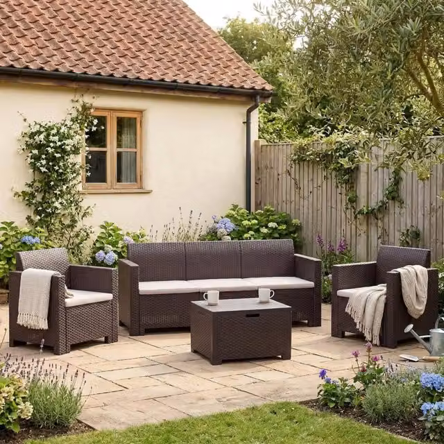 Set da giardino Admiral DMORA con divano a 3 posti, poltrona lounge, tavolino da caffè e cuscini, effetto rattan marrone