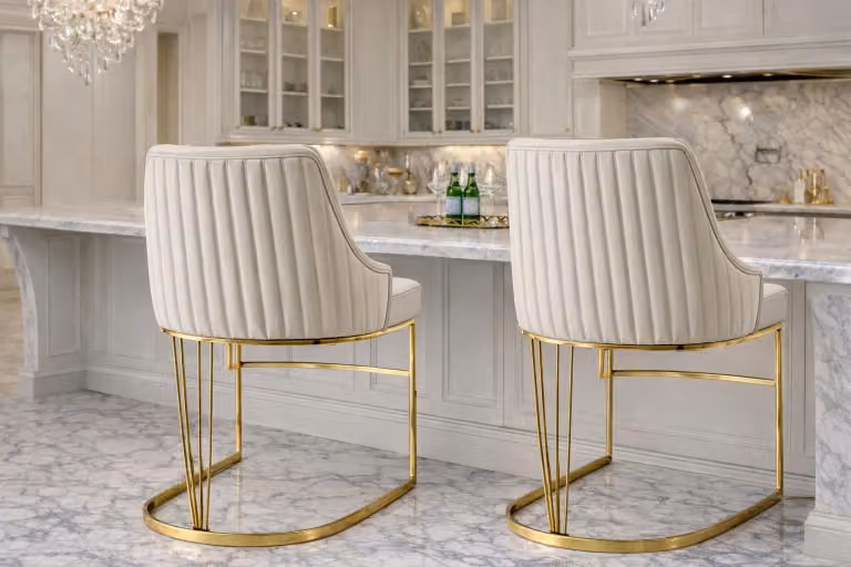 Sedie eleganti con rivestimento color crema e dettagli dorati