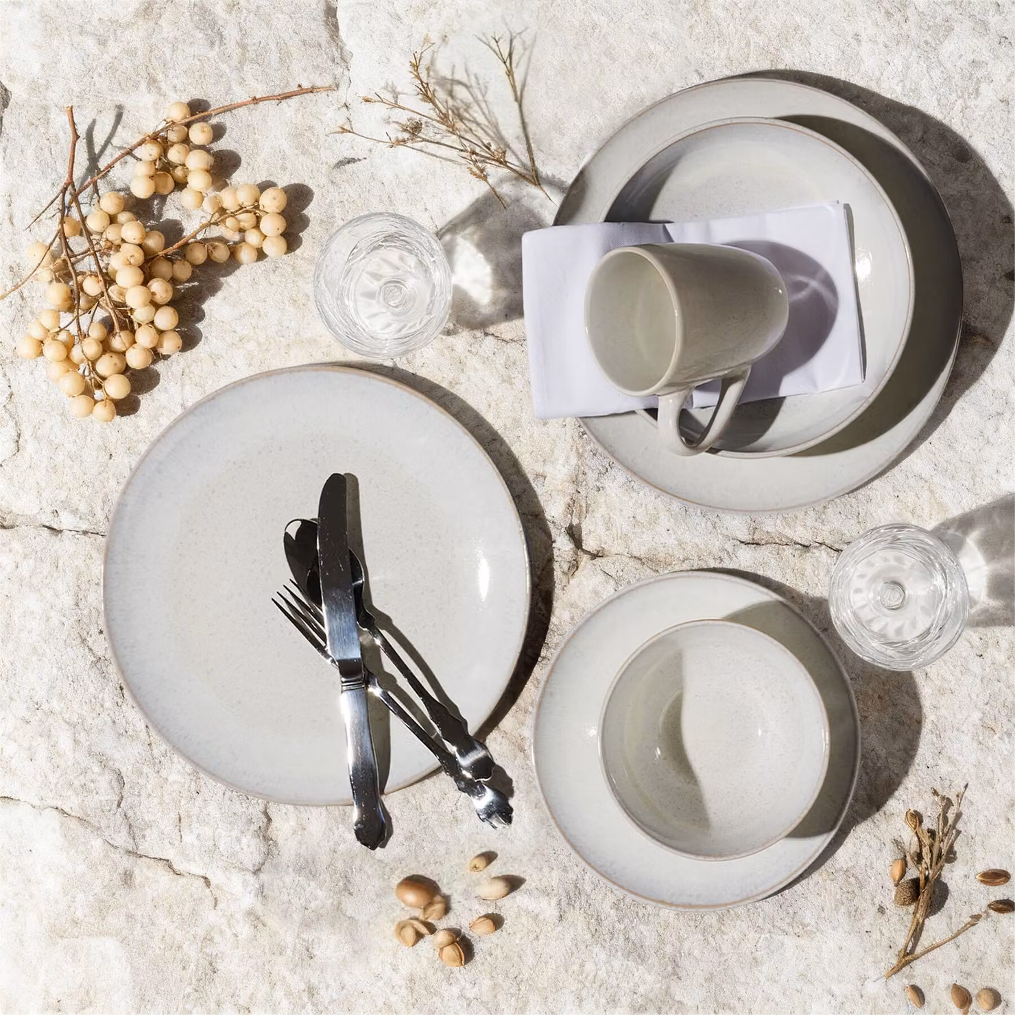 Set di stoviglie Mare tectake in ceramica e grès per 6 persone, colori sabbia e blu – 1