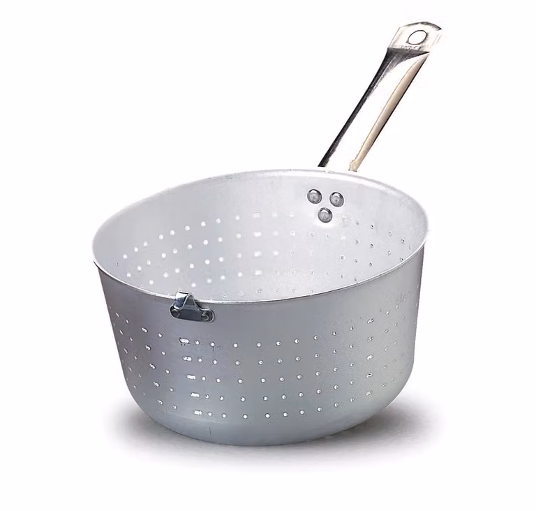 Colapasta in alluminio con un manico e gancio in acciaio Inox