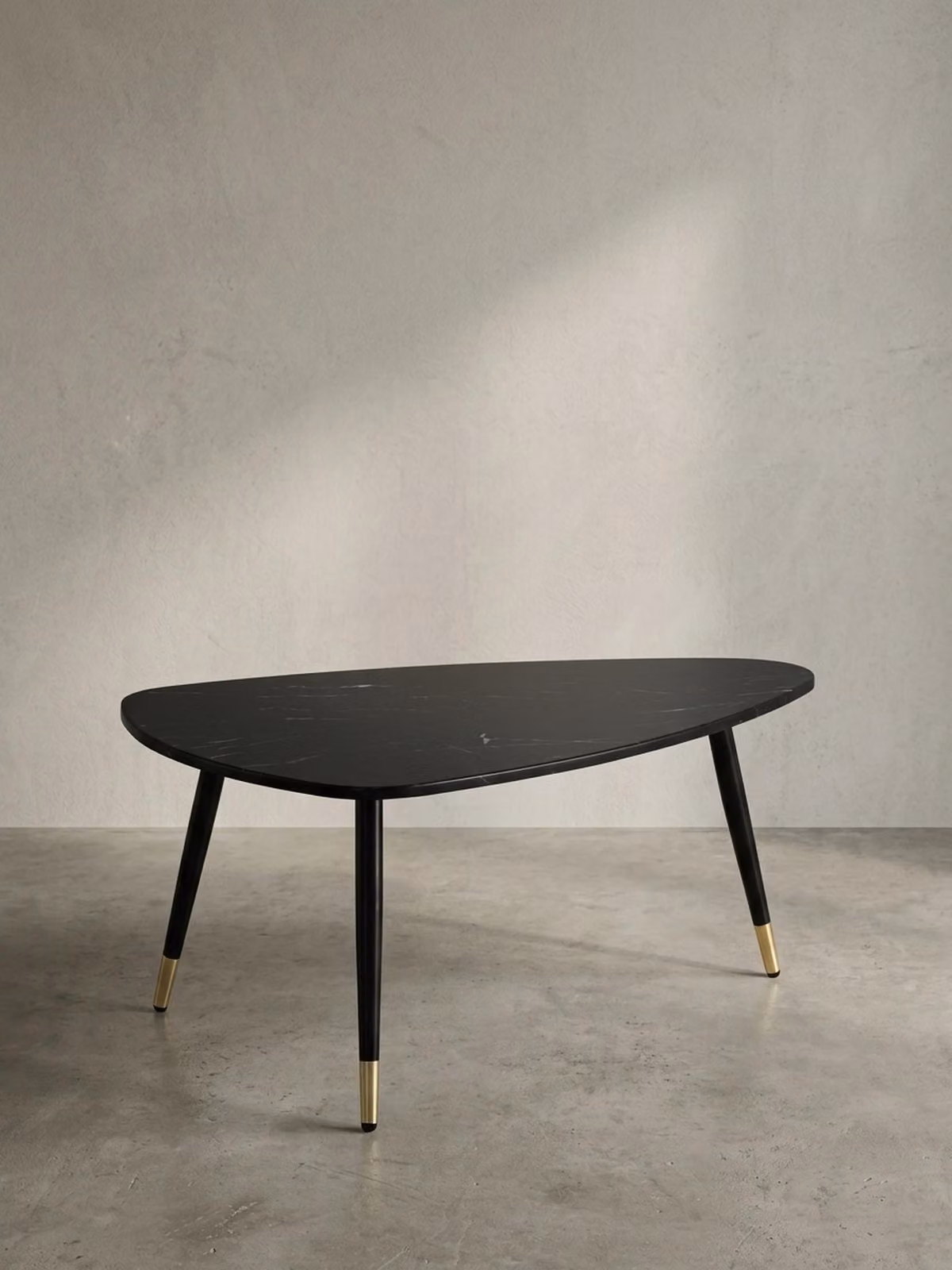 Tavolino da salotto 90x60x41 cm con effetto marmo nero, tavolino da salotto a tre gambe con struttura in metallo, tavolino triangolare da salotto, tavolino ausiliario