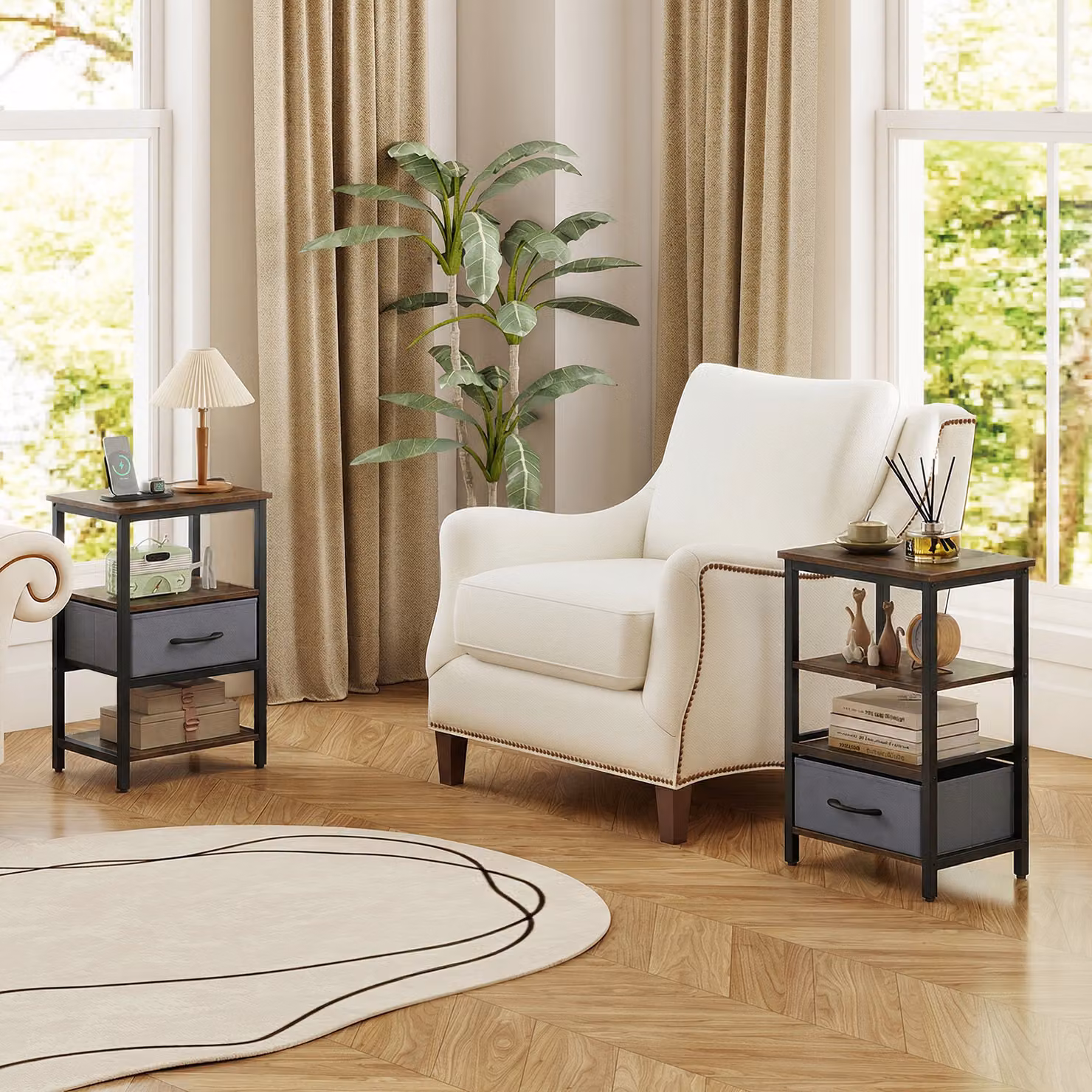 Set di 2 comodini moderni Costway con stazione di ricarica, struttura in metallo e cassetti in tessuto, colore nero e marrone, ideali per camera da letto o soggiorno