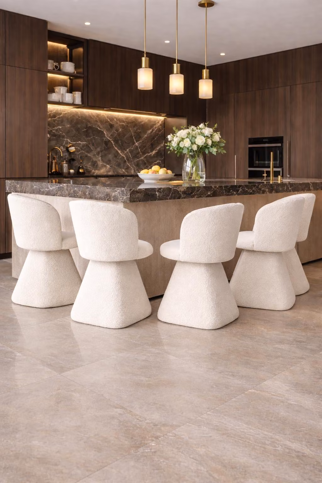 Quattro eleganti sedie in bouclé con base conica in stile moderno