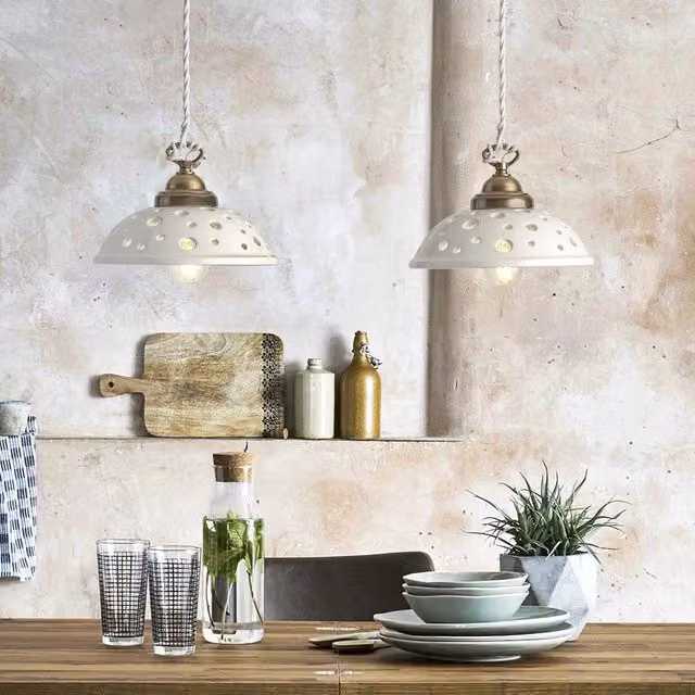 Lampada a sospensione artigianale Ceramiche Borso in ceramica bianca e ottone con design a cupola traforata d.20 cm