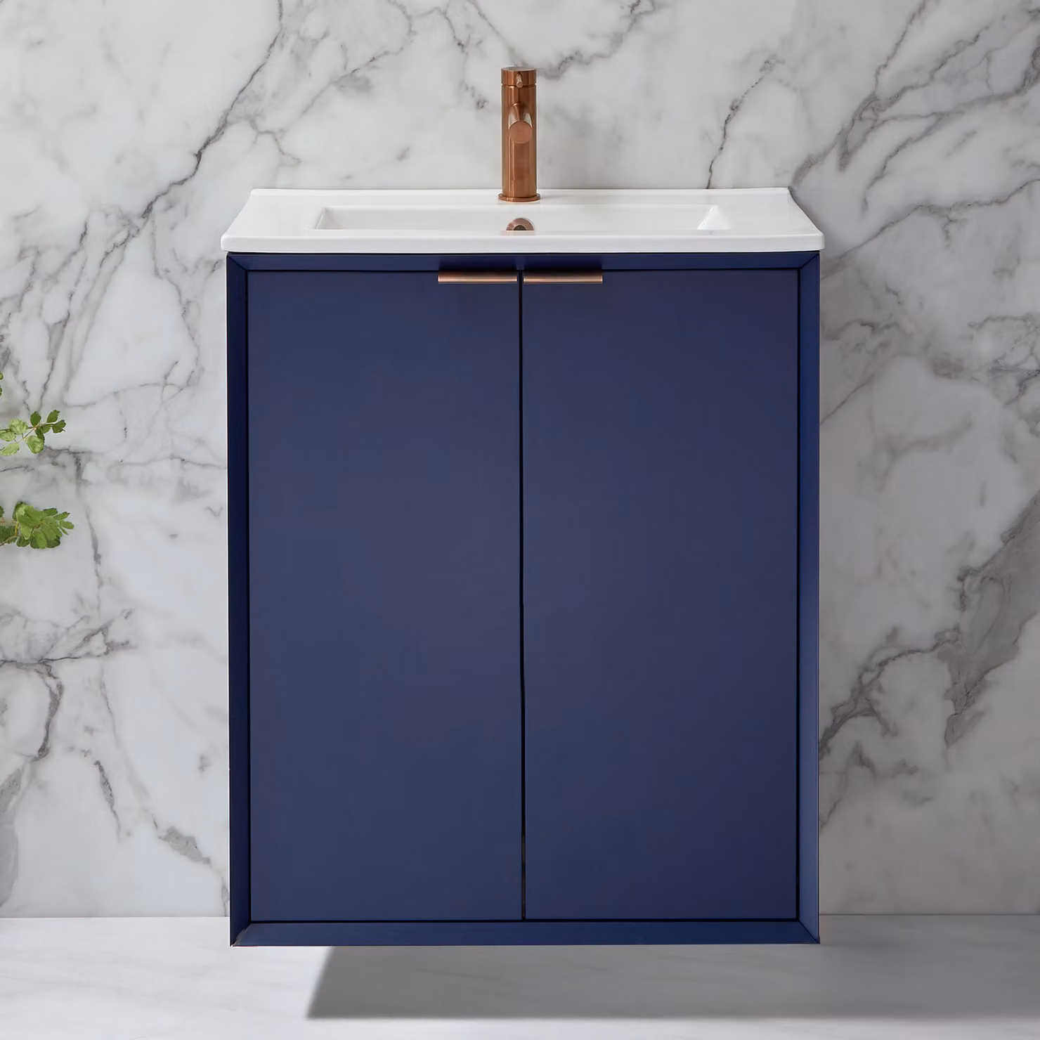Mobile Bagno Sospeso Blu Marino 610mm con Lavabo e Maniglie con Impugnatura a Dito in Rame Satinato - Edge