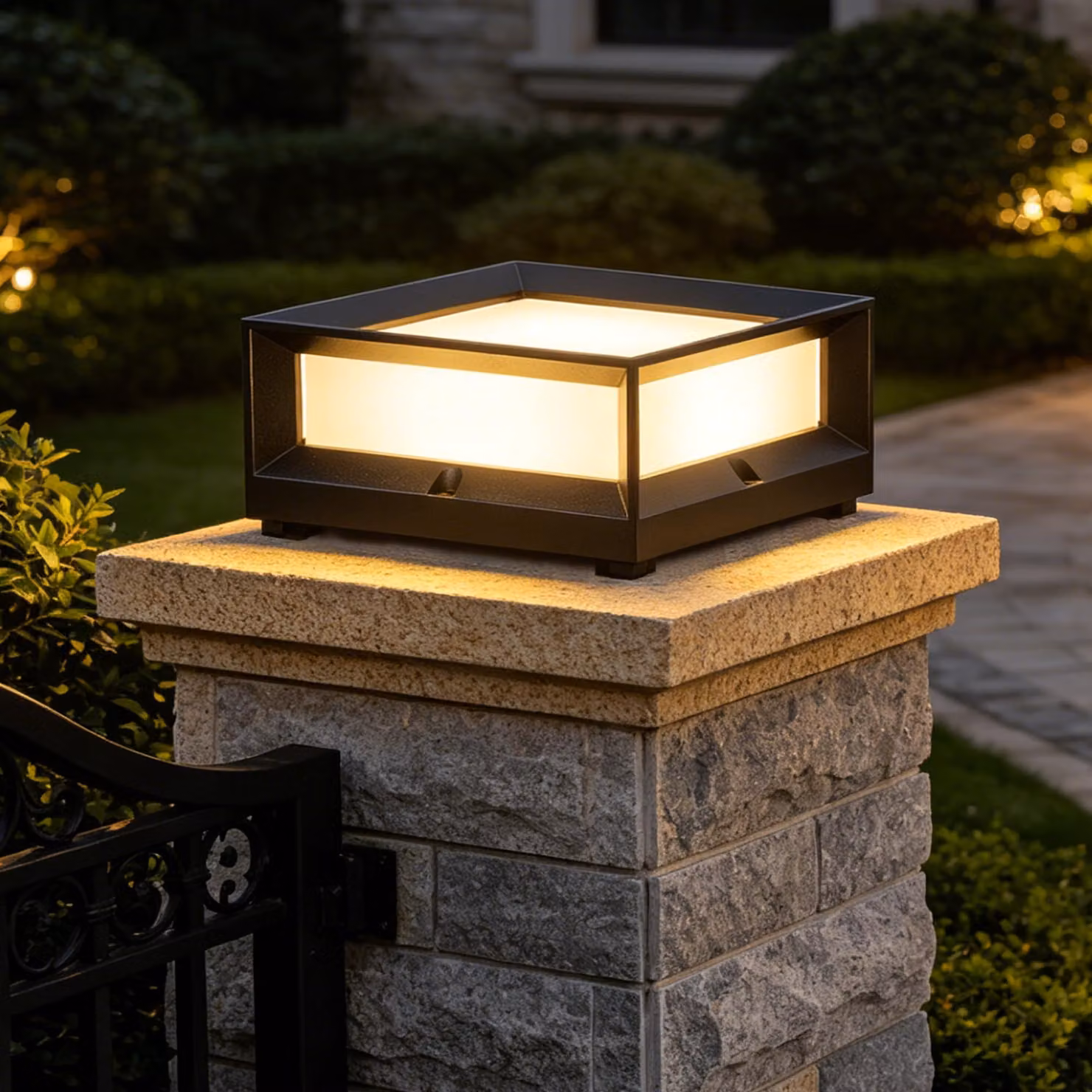 Lampada a palo LED, quadrata, in alluminio pressofuso, grado di protezione IP55, 15W, 3000K, colore nero