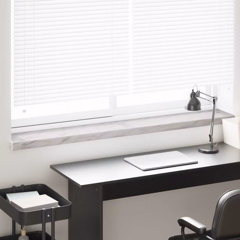 Soglia della finestra vidaXL con texture effetto marmo in PVC, L 140 cm x P 25 cm x H 4,5 cm, grigio e bianco