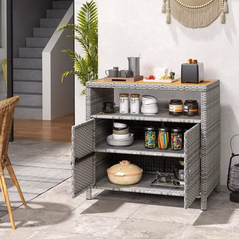 Set di 2 armadietti portaoggetti Costway in rattan e metallo con 2 ante e ripiani interni, credenza moderna grigia per giardino, terrazza e balcone