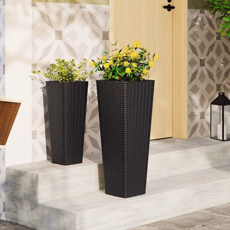 Set di 2 fioriere alte in rattan Costway con vassoi interni rimovibili e fori di drenaggio, colore Nero
