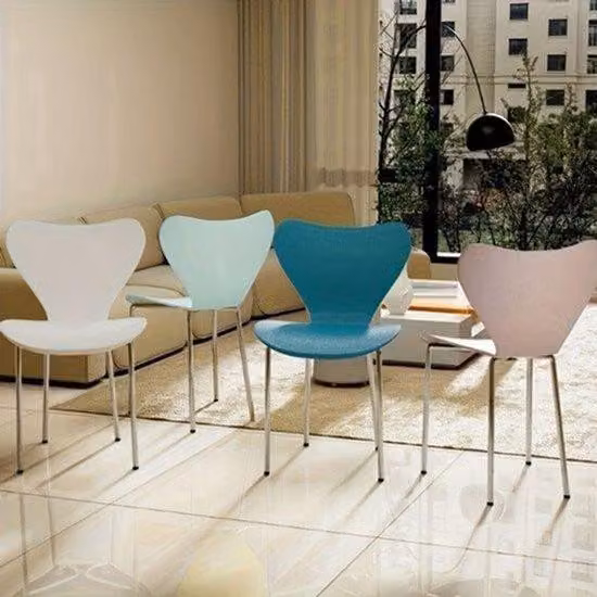 Set di 4 sedie impilabili in plastica, disponibili in quattro colori: bianco, blu, rosa e verde
