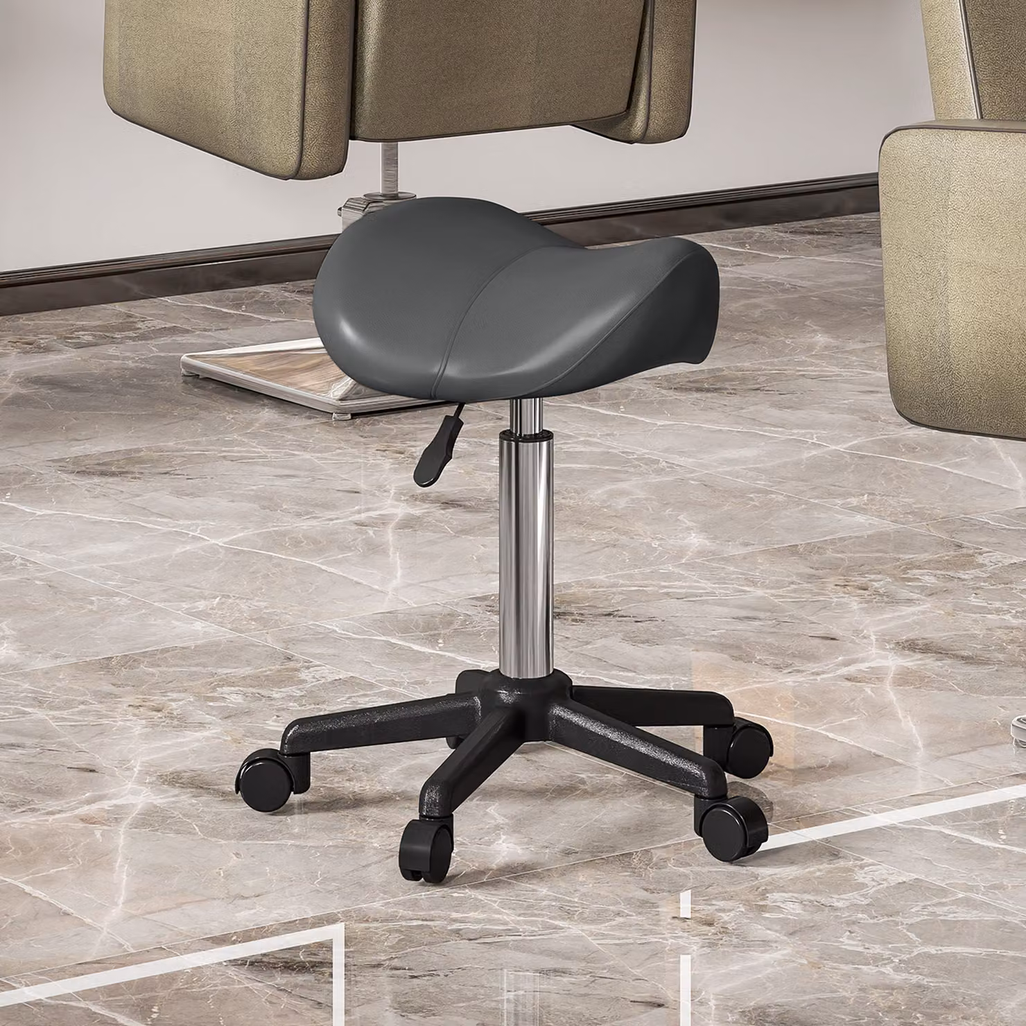 Sgabello girevole a sella HOMCOM con ruote e altezza regolabile, rivestito in finta pelle, grigio – 2