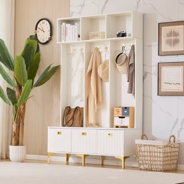 Set di mobili da ingresso con panca contenitore; appendiabiti e ripiani per scarpe bianco con dettagli dorati