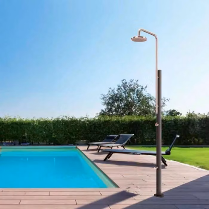 Doccia da giardino Astralpool CHROME in acciaio inox 304 con lavapiedi colore antracite e rosso