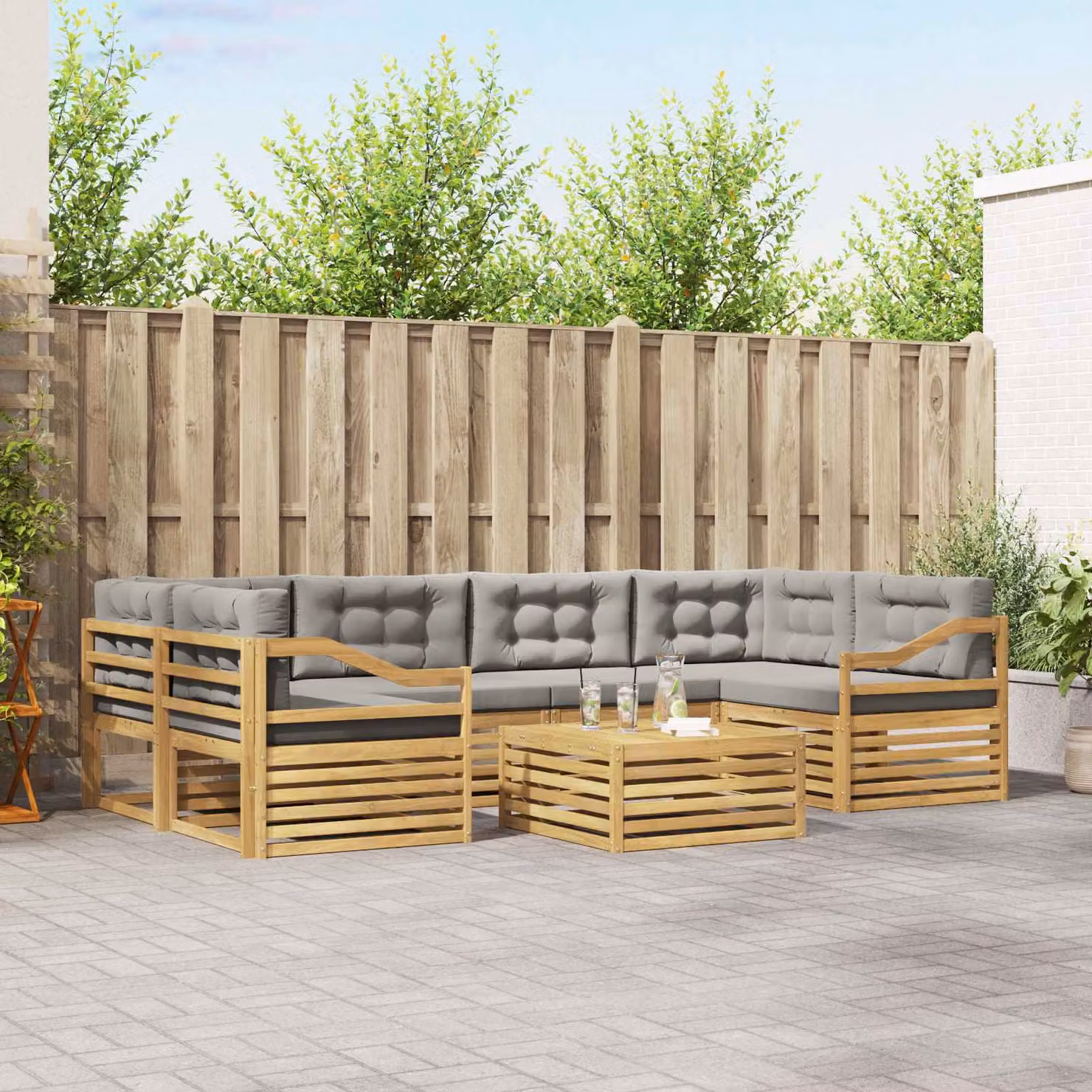 vidaXL Set di divani da esterno a L composto da 7 pezzi in legno di acacia con cuscini bianchi e grigi
