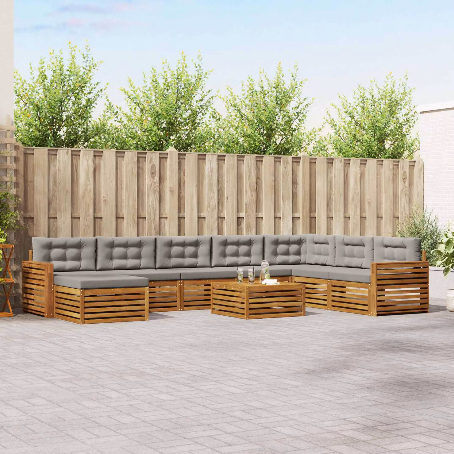 vidaXL Set di divani da esterno a L in legno di acacia con tavolino e pouf, 9 pezzi, Grigio e Marrone