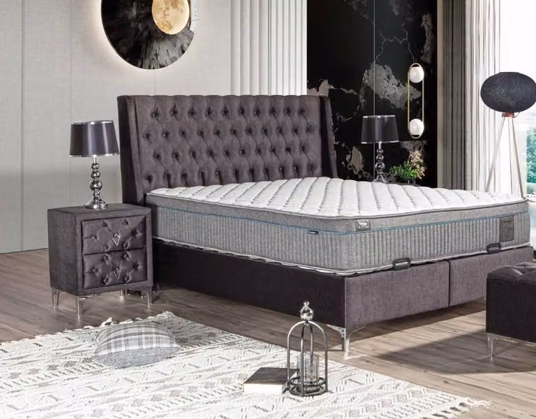 Schwarzes Bett mit Matratze aus Textil und Edelstahl, modernes Design