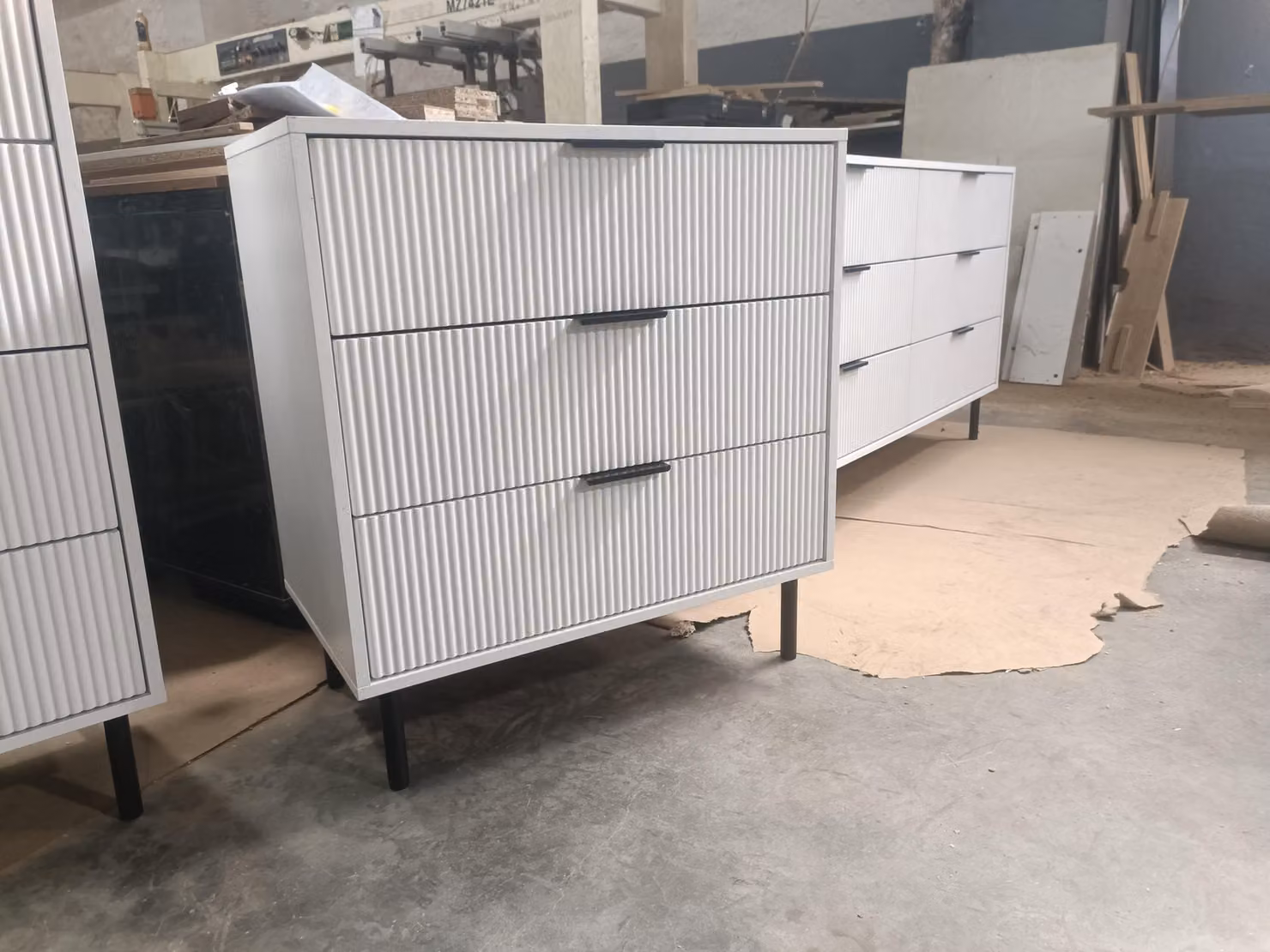 Comodino con cassetti, mobiletto laterale, versatile, capiente, colore bianco, realizzato in MDF/pannello truciolare di alta qualità