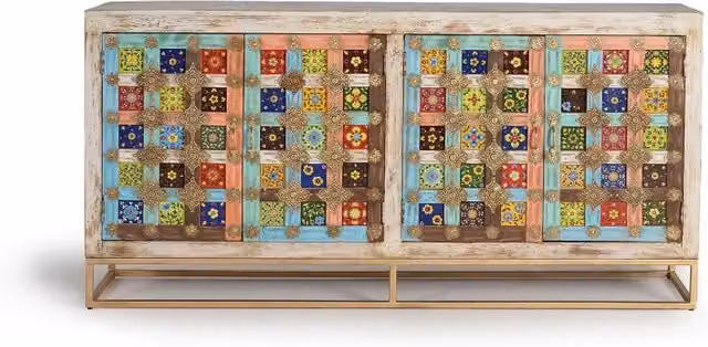 Credenza etnica a 4 ante in legno di mango intarsiato con decorazioni floreali in maiolica e dettagli in metallo oro e bianco