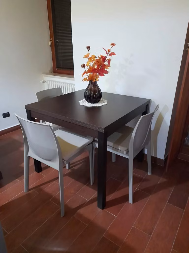 Tavolo moderno quadrato con apertura a libro Mobili 2G colore moro wenge L: 90 cm, P: 90 cm, H: 76 cm