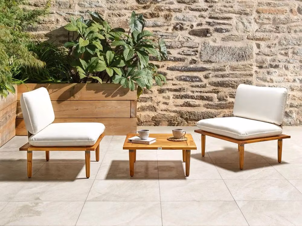Set da Conversazione da Giardino Beliani in Legno di Acacia con Cuscini Bianchi e Tavolino Moderno – 2