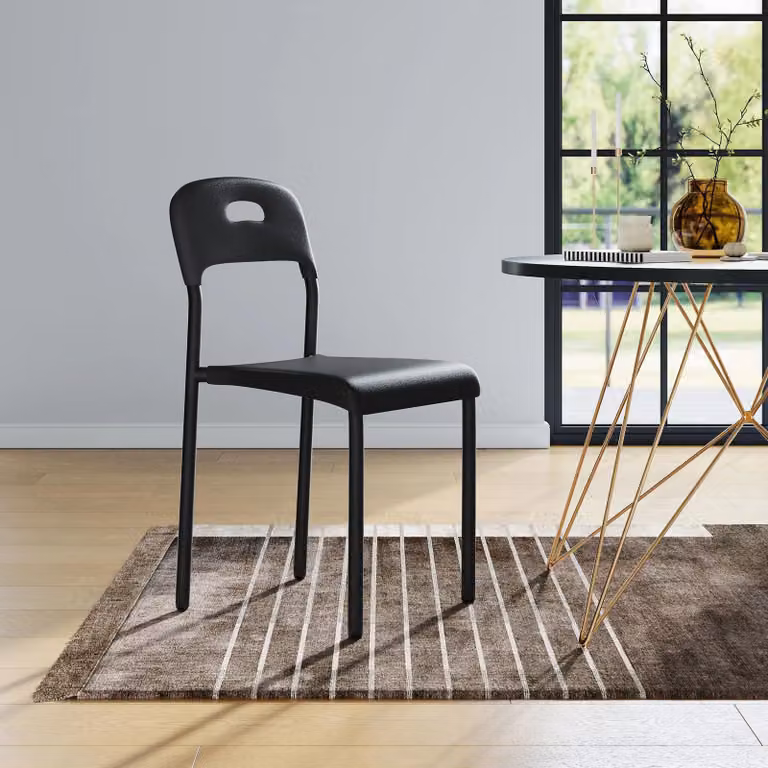 Sedia da pranzo moderna impilabile - 1 unità - Realizzata in plastica resistente - Gambe in metallo - Schienale ergonomico - Resistente all'acqua e alle macchie - Adatta per interni ed esterni - Colore: nero