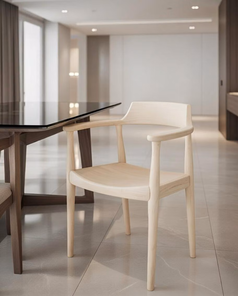 Poltrona con braccioli ergonomici e struttura in legno