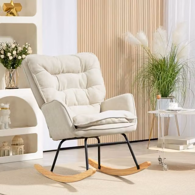 Poltrona a dondolo OKWISH in tessuto chenille beige con braccioli e schienale ergonomico L: 71 cm, P: 98,5 cm, H: 97 cm