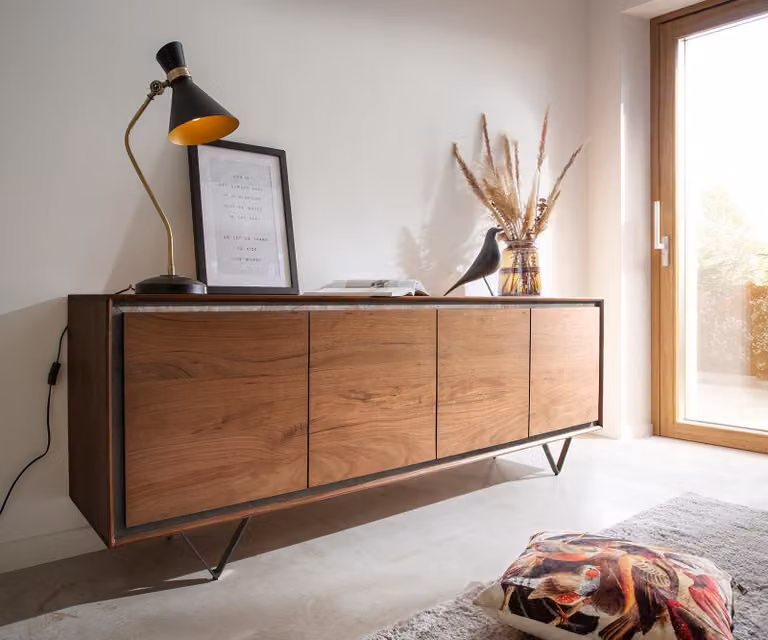 Credenza DELIFE Stonegrace 200 cm in acacia marrone con impiallacciatura effetto pietra, 4 ante e piedini a V neri