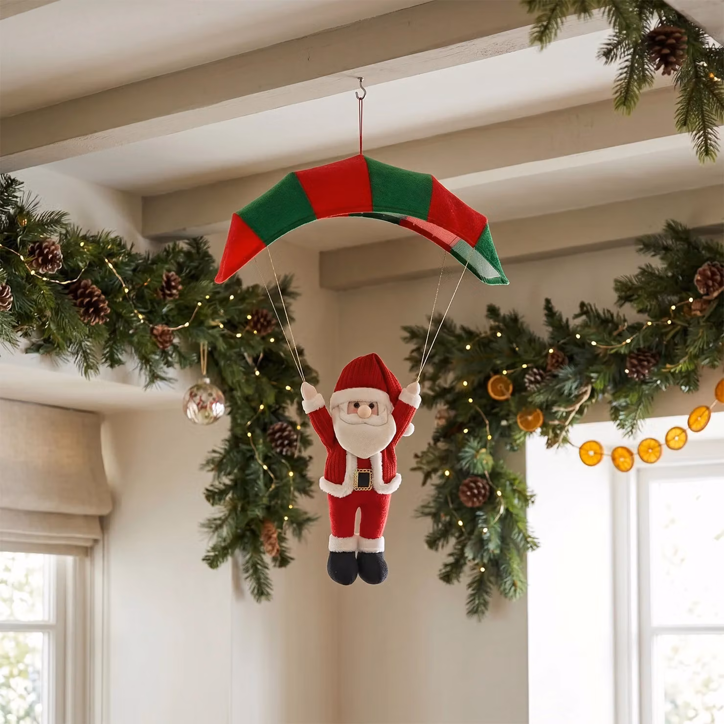 Decorazione Natalizia Pendente con Personaggi Vestiamo Casa, Colori Rosso e Verde, Altezza: 80 cm – 3
