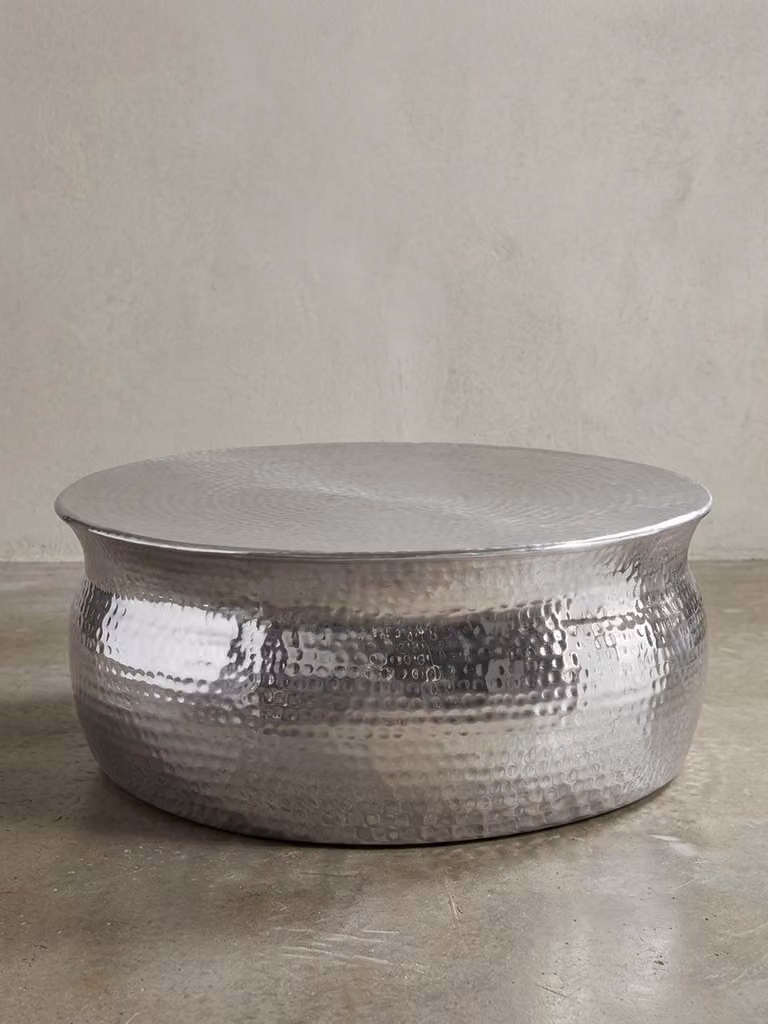 Tavolino da salotto 75x31x75 cm in alluminio argento Tavolino orientale rotondo, Tavolino da salotto in metallo martellato piatto, Tavolino da salotto di design moderno, Tavolino da salotto indiano piccolo