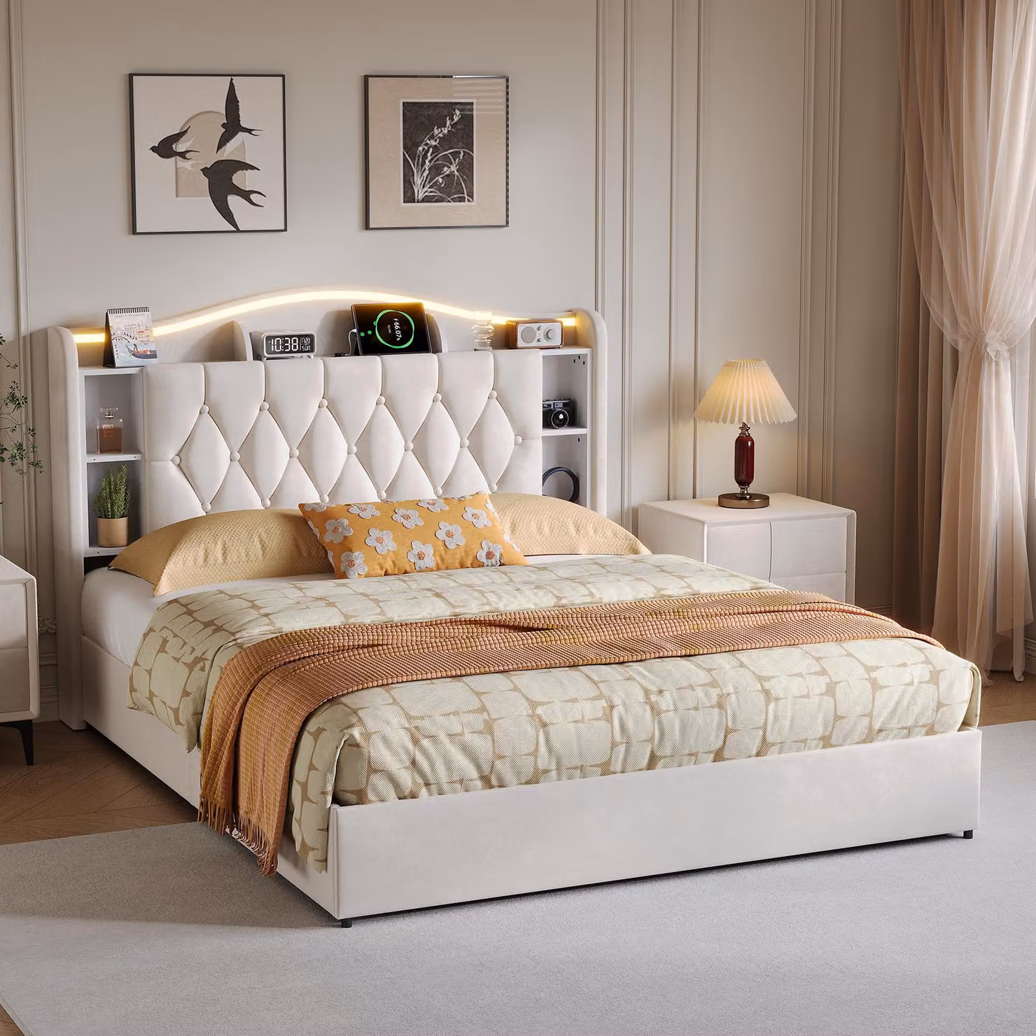 Letto imbottito 160x190 cm con spazio contenitore a sollevamento idraulico, sistema RGB, testiera con vani portaoggetti, 2 prese USB e superficie di ricarica wireless da 15W, rivestito in velluto color beige, senza materasso