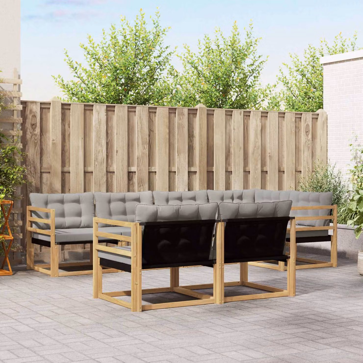 Set di divani da esterno vidaXL a forma di U composto da 7 pezzi in legno di acacia con cuscini bianchi e grigi per giardino e terrazza