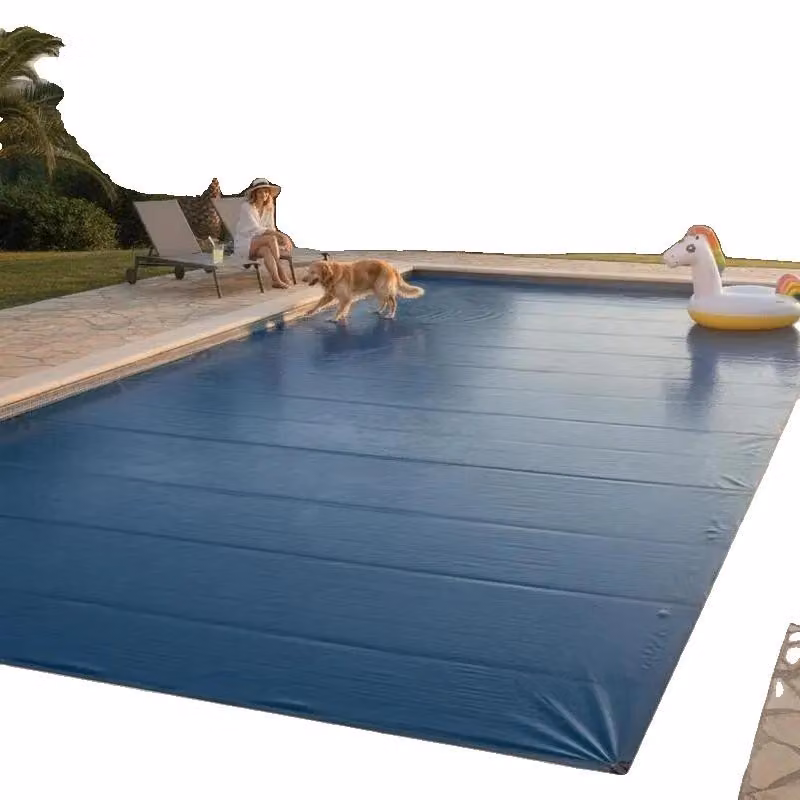 Copertura solare, dimensioni 488 cm x 244 cm, spessore 200 µm, adatta per piscine rettangolari, cattura l'energia solare, riduce l'evaporazione