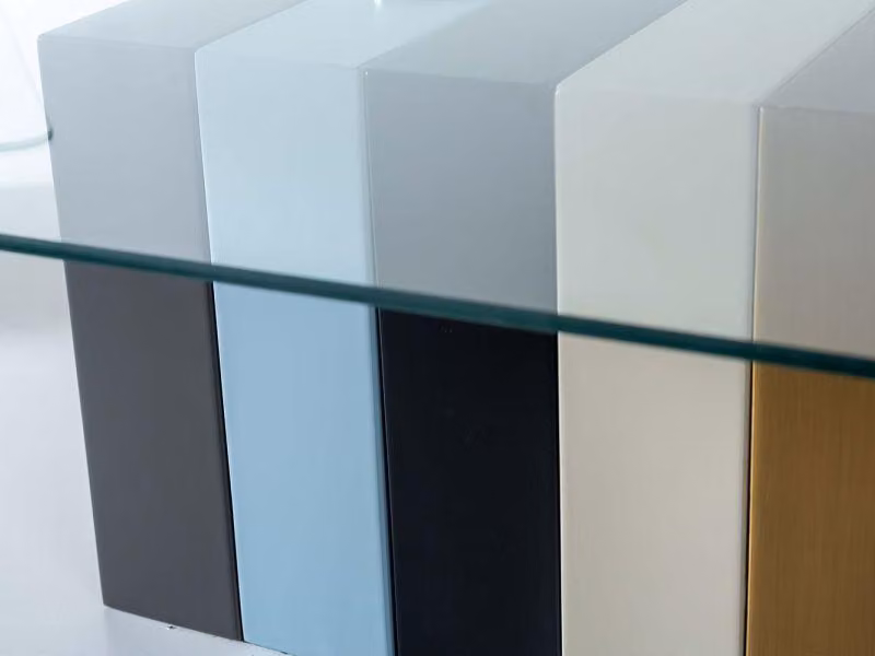 Set moderno composto da due tavoli, caratterizzato da elementi colorati e finiture in vetro