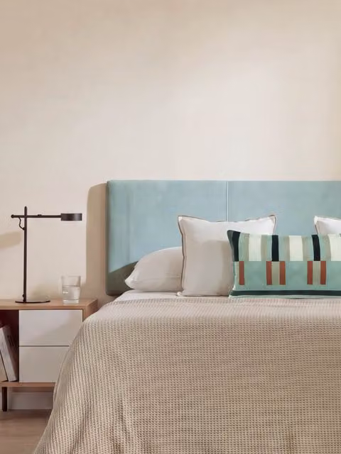 Testiera Milos Kenay Home in tessuto verde menta, design minimalista imbottito, H 165 cm x L 160 cm