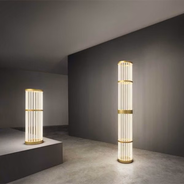 Piantana LED Olev Thirties in metallo oro/ottone e bianco con luce calda omnidirezionale