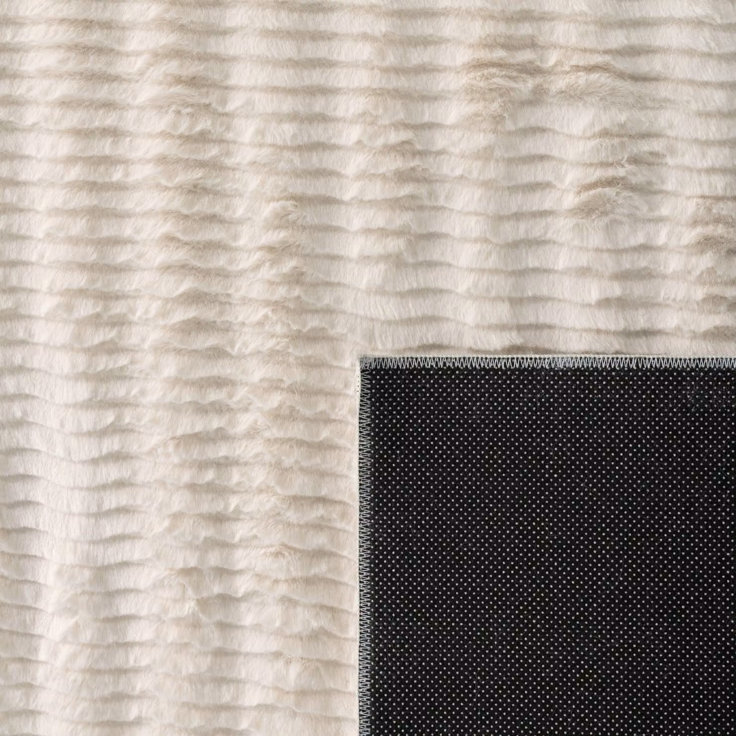 Tappeto in pelliccia sintetica Arnia color crema L: 80 cm, P: 150 cm – 3